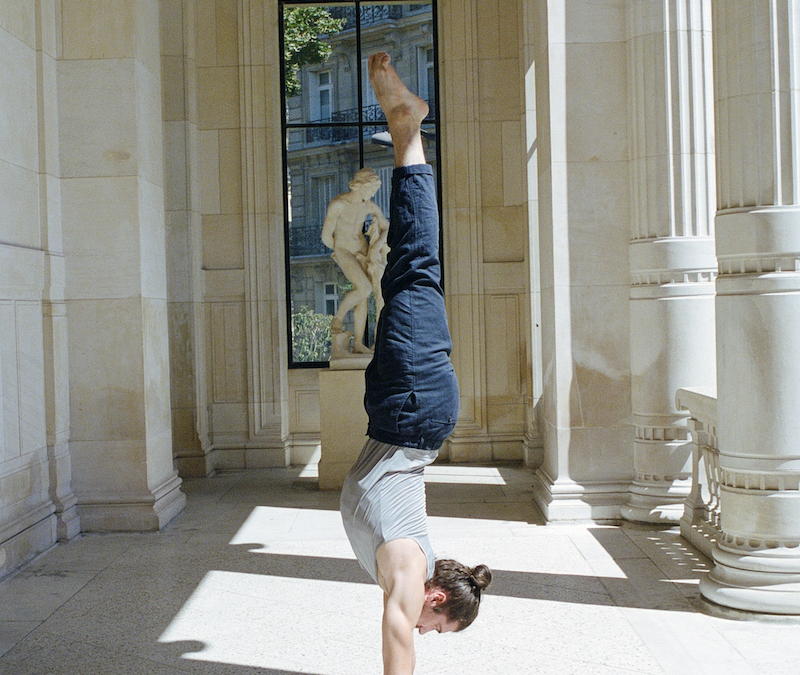 Handstand-yoga-village-paris-axel